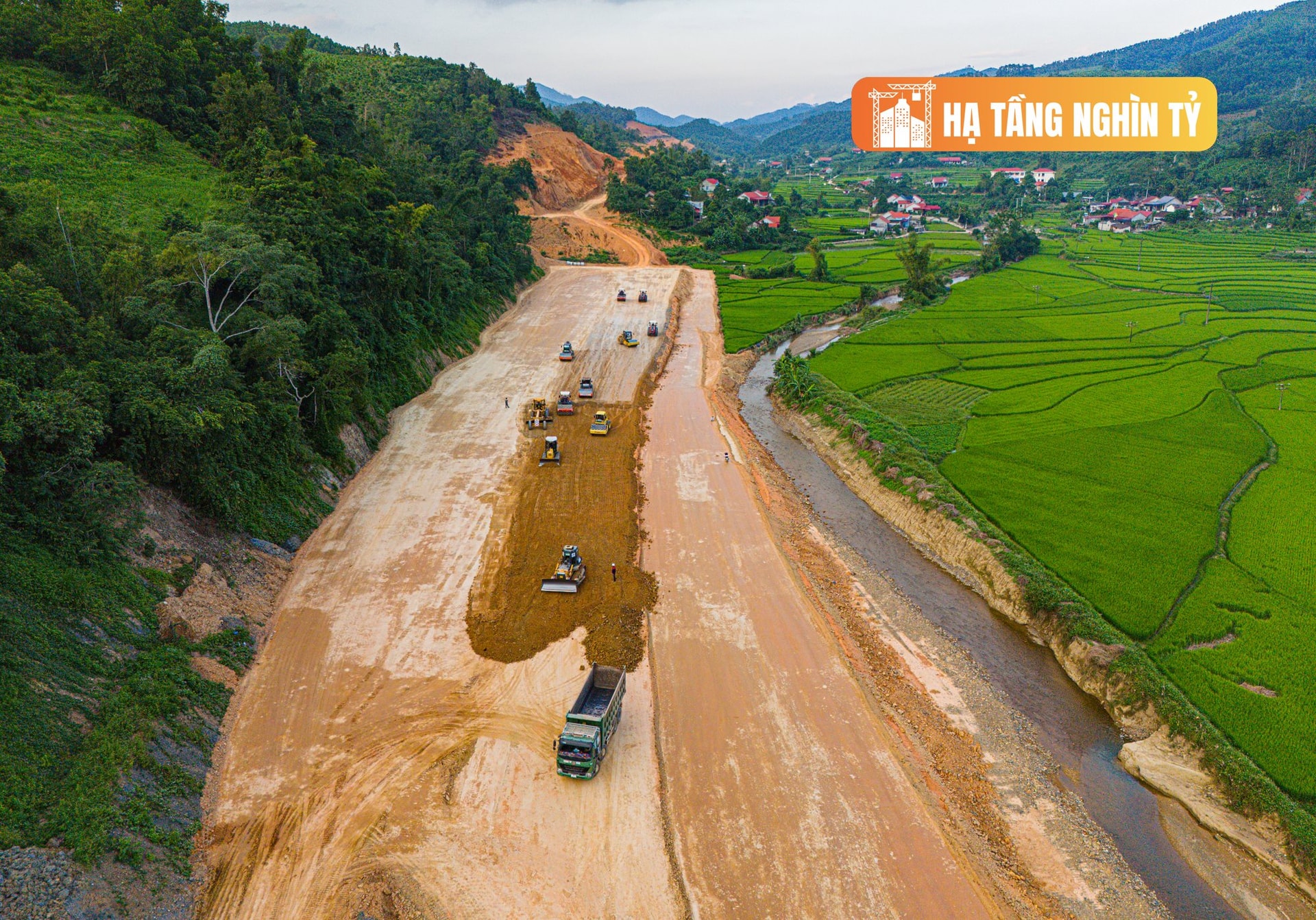 Toàn cảnh hàng chục mũi thi công trên mảnh ghép cuối cùng của cao tốc Bắc - Nam, vốn đầu tư hơn 11.000 tỷ dự kiến hoàn thành chỉ sau 2 năm- Ảnh 1.