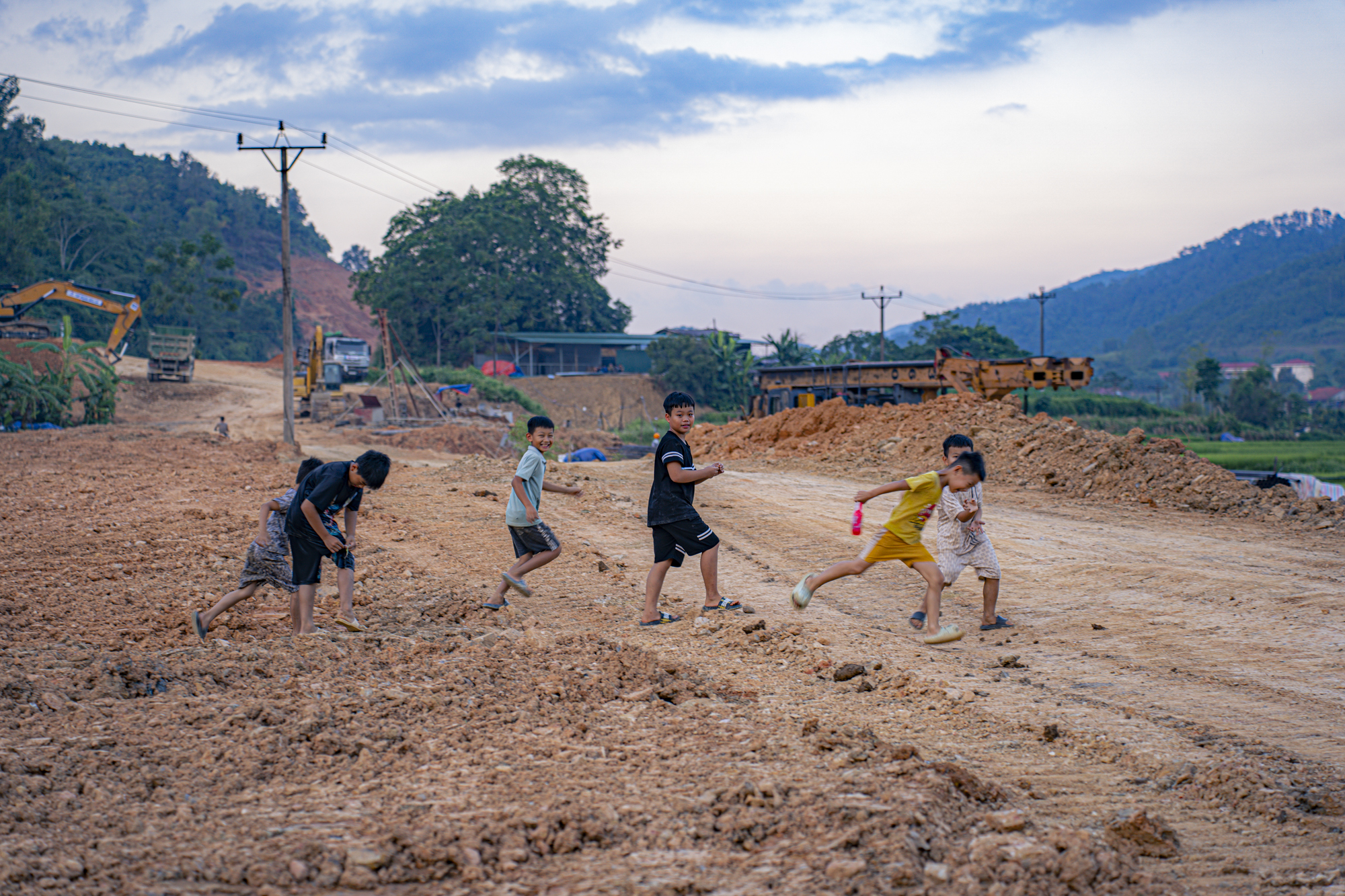 Toàn cảnh hàng chục mũi thi công trên mảnh ghép cuối cùng của cao tốc Bắc - Nam, vốn đầu tư hơn 11.000 tỷ dự kiến hoàn thành chỉ sau 2 năm- Ảnh 9.