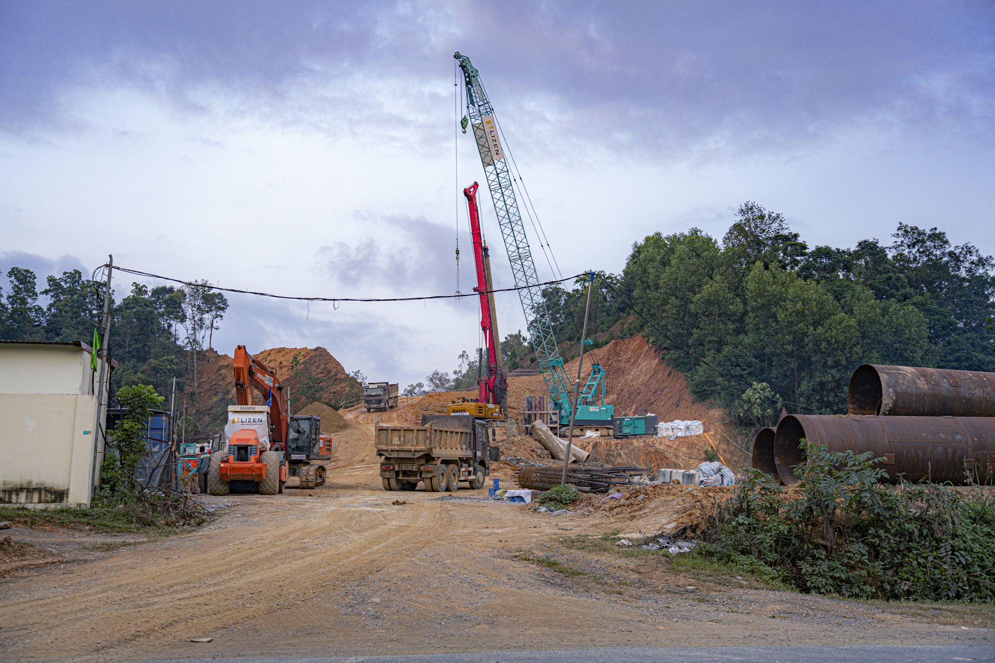 Toàn cảnh hàng chục mũi thi công trên mảnh ghép cuối cùng của cao tốc Bắc - Nam, vốn đầu tư hơn 11.000 tỷ dự kiến hoàn thành chỉ sau 2 năm- Ảnh 10.