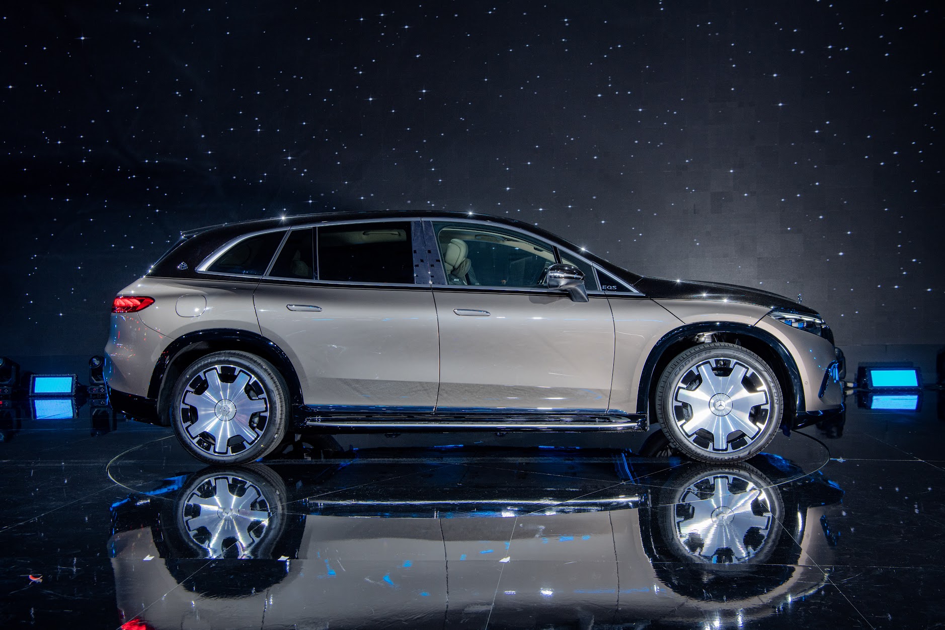 Chịu chơi như Mercedes-Benz: Dành hẳn một không gian 2000m2 phô diễn dàn siêu xe 150 tỷ, có luôn phòng Maybach Lounge đậm chất nghệ thuật- Ảnh 7.