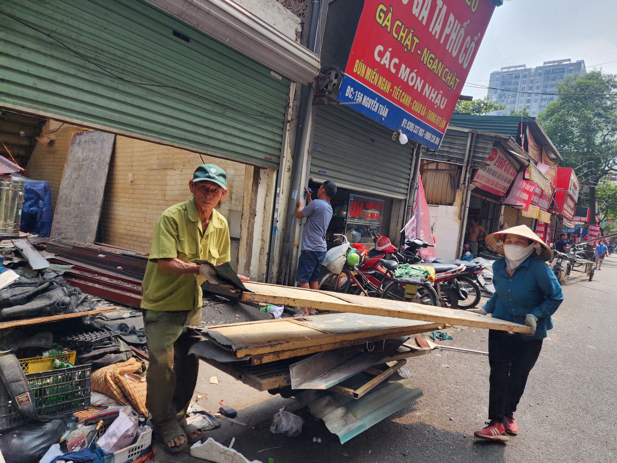 Cận cảnh hàng chục hộ gia đình tháo dỡ công trình, di dời tài sản trước ngày cưỡng chế trên đường Nguyễn Tuân- Ảnh 9.