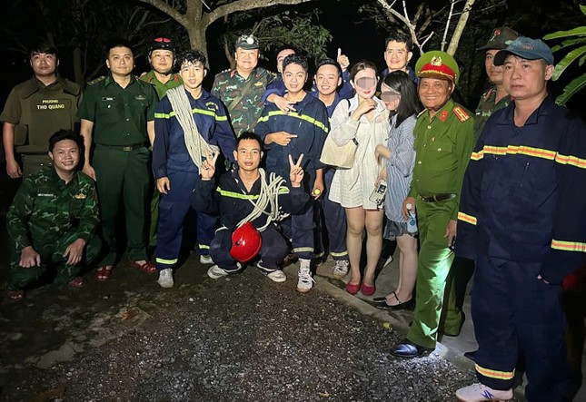 Giải cứu hai nữ du khách đi lạc ở bán đảo Sơn Trà- Ảnh 1. Giải cứu hai nữ du khách đi lạc ở bán đảo Sơn Trà- Ảnh 1.