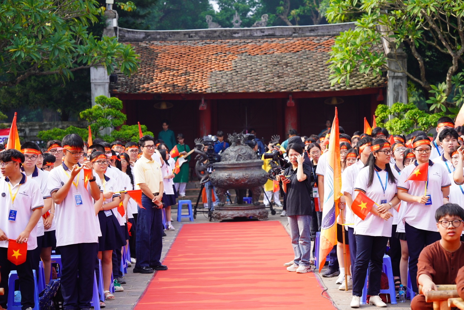 Thi đấu nghẹt thở, kèn cựa từng điểm số, nam sinh Quốc học Huế trở thành quán quân Olympia 2024!- Ảnh 26.