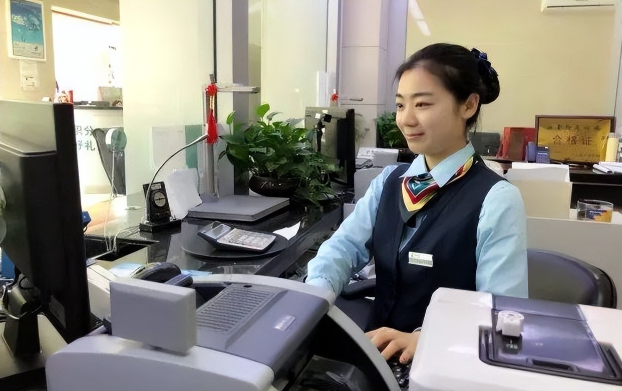 Đến ngân hàng yêu cầu tăng hạn mức chuyển tiền lên 351 tỷ đồng/ngày, người đàn ông nghe nhân viên nói 1 câu liền rút toàn bộ tiền gửi: Chủ tịch ngân hàng phải đến xin lỗi- Ảnh 1. Đến ngân hàng yêu cầu tăng hạn mức chuyển tiền lên 351 tỷ đồng/ngày, người đàn ông nghe nhân viên nói 1 câu liền rút toàn bộ tiền gửi: Chủ tịch ngân hàng phải đến xin lỗi- Ảnh 1.