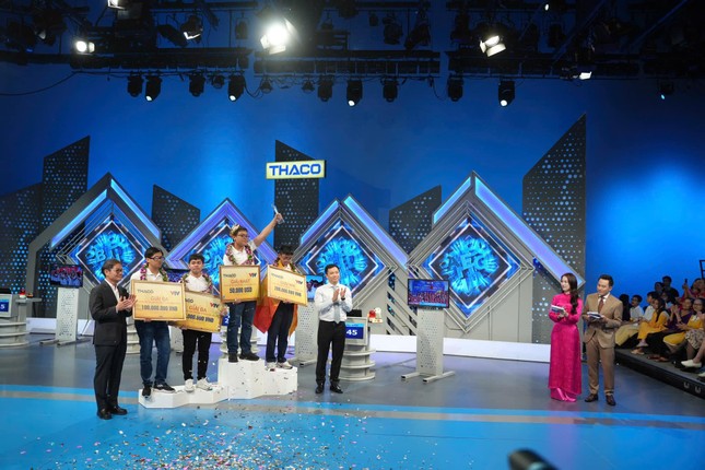 Lối dẫn kịch tính của MC Khánh Vy ở chung kết Đường lên đỉnh Olympia 2024- Ảnh 4. Lối dẫn kịch tính của MC Khánh Vy ở chung kết Đường lên đỉnh Olympia 2024- Ảnh 4.