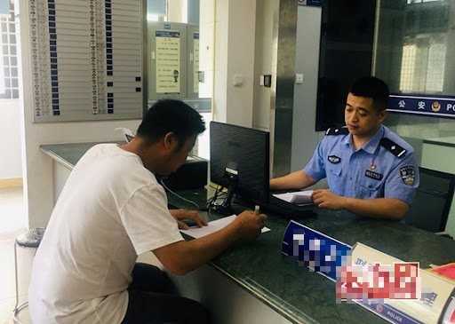 Chuyển khoản hộ bạn 1,7 tỷ đồng, 1 năm sau, người đàn ông bị khóa thẻ ngân hàng, cảnh sát khẳng định: Anh đang bị điều tra?- Ảnh 2. Chuyển khoản hộ bạn 1,7 tỷ đồng, 1 năm sau, người đàn ông bị khóa thẻ ngân hàng, cảnh sát khẳng định: Anh đang bị điều tra?- Ảnh 2.