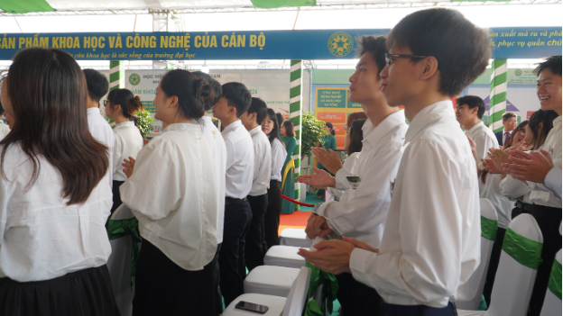 Không khí ngày Lễ khai giảng tại Học viện Nông nghiệp Việt Nam- Ảnh 2. Không khí ngày Lễ khai giảng tại Học viện Nông nghiệp Việt Nam- Ảnh 2.