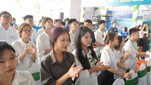 Không khí ngày Lễ khai giảng tại Học viện Nông nghiệp Việt Nam- Ảnh 3. Không khí ngày Lễ khai giảng tại Học viện Nông nghiệp Việt Nam- Ảnh 3.
