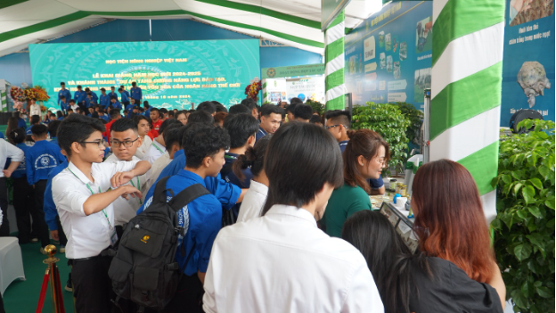 Không khí ngày Lễ khai giảng tại Học viện Nông nghiệp Việt Nam- Ảnh 4. Không khí ngày Lễ khai giảng tại Học viện Nông nghiệp Việt Nam- Ảnh 4.