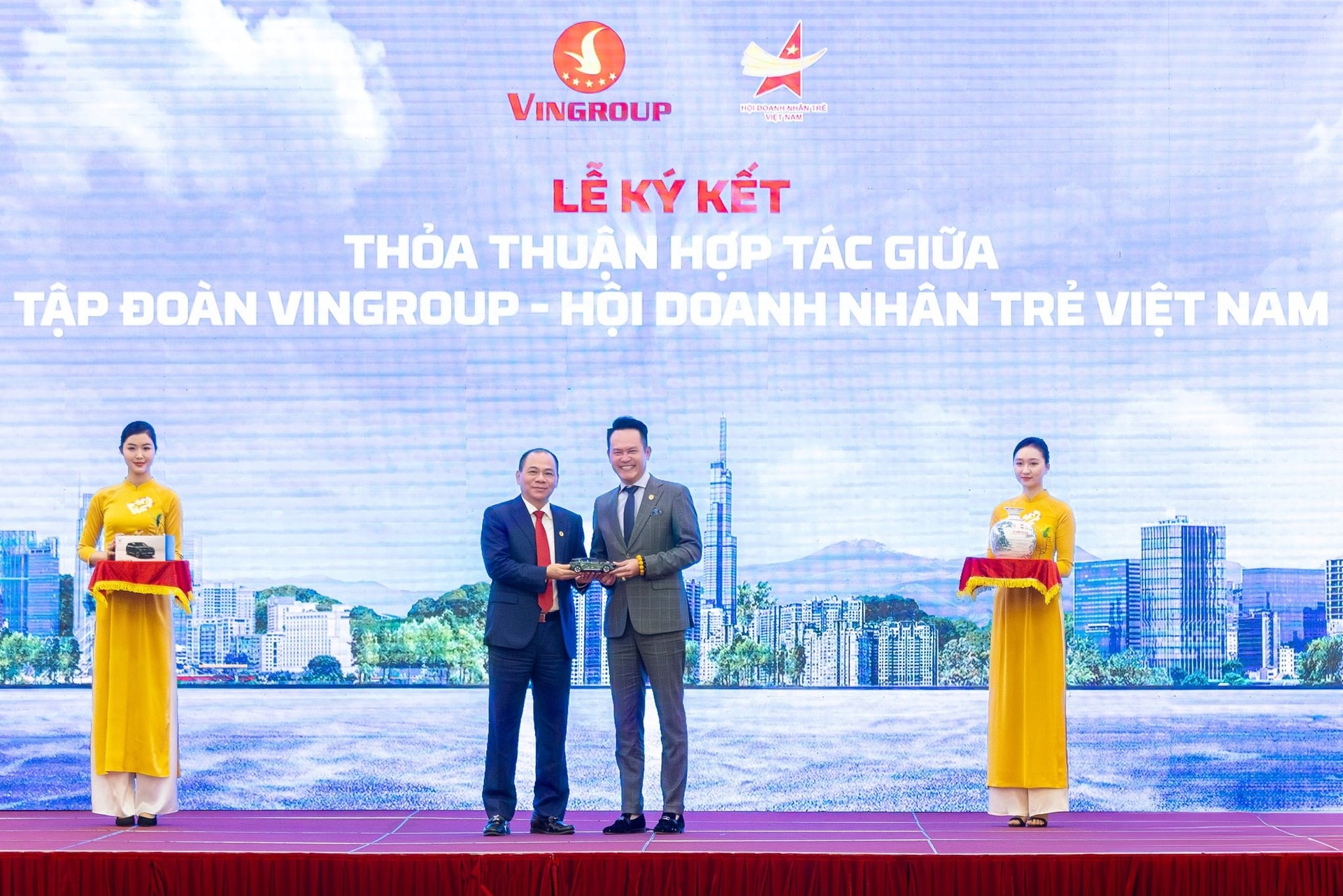 Ông Phạm Nhật Vượng gặp Hội doanh nhân trẻ Việt Nam, bàn việc hợp tác phát triển đại lý xe điện, BĐS xanh- Ảnh 2.