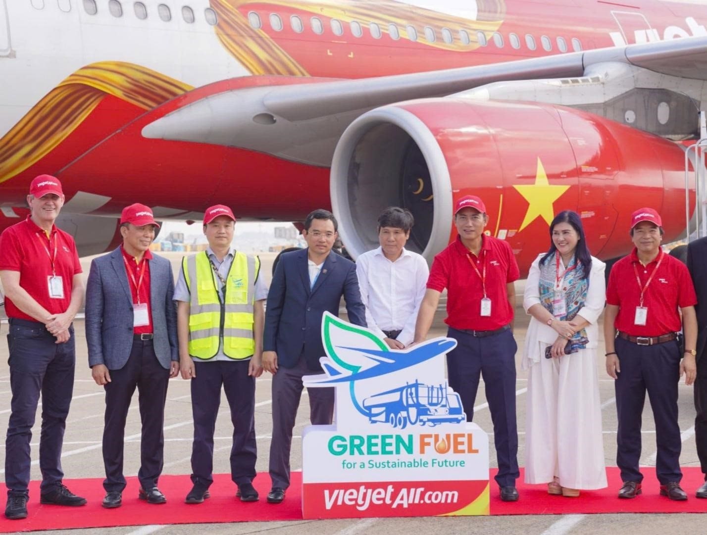 Vietjet tiên phong khai thác chuyến bay đầu tiên sử dụng nhiên liệu hàng không bền vững SAF do Petrolimex Aviation cung cấp, giảm thải 80% carbon- Ảnh 1.