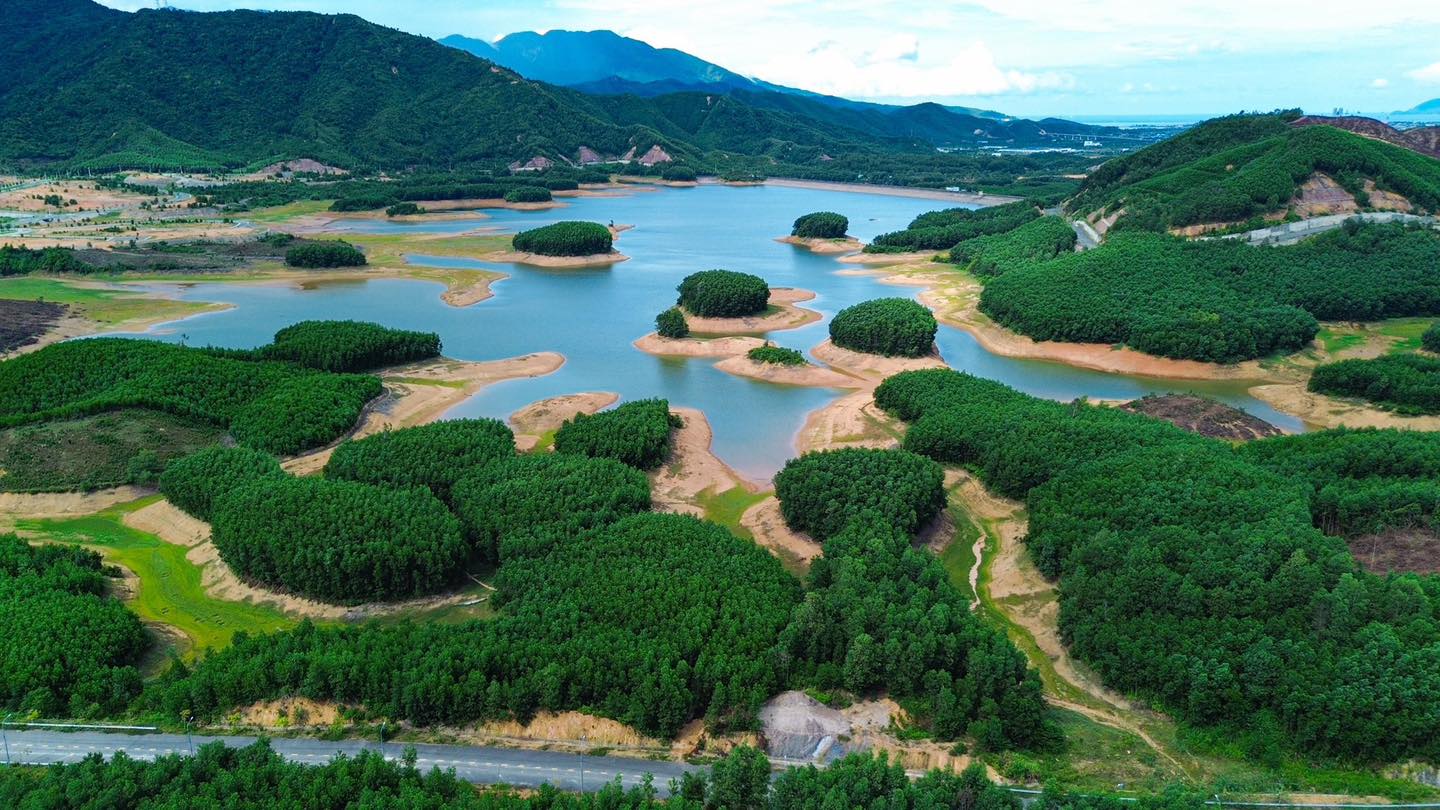 Phát hiện một "vịnh Hạ Long thu nhỏ" ở Đà Nẵng, cách thành phố 20km, du khách nhận xét yên bình như tranh- Ảnh 2.