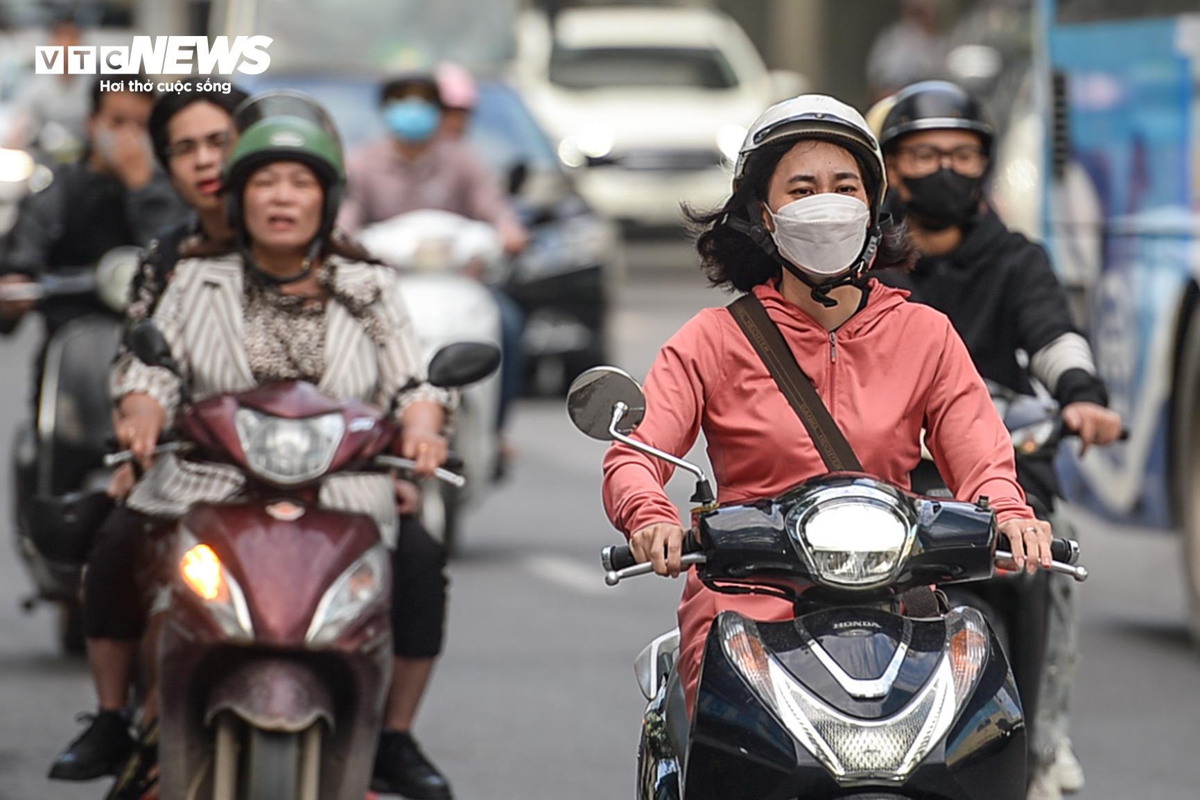 Hà Nội đón gió lạnh đầu mùa, trẻ em trùm kín mít đi học- Ảnh 11.