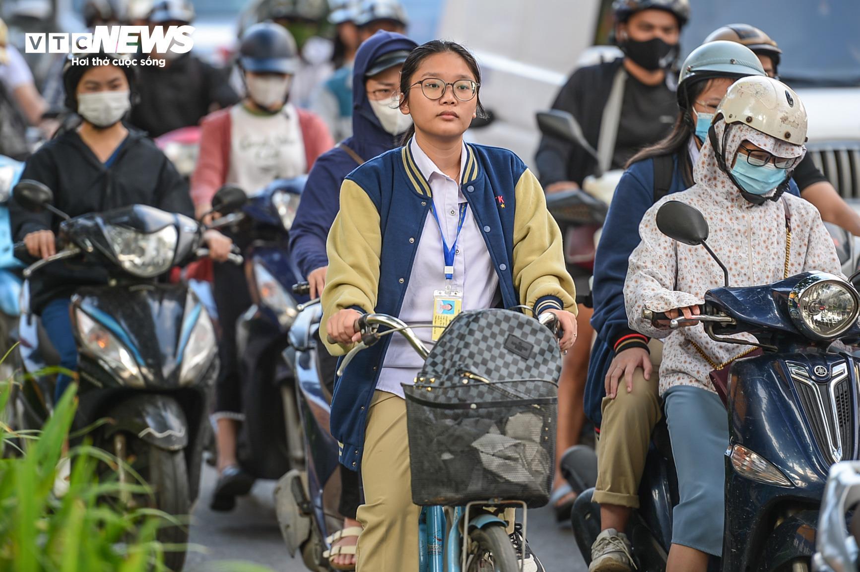 Hà Nội đón gió lạnh đầu mùa, trẻ em trùm kín mít đi học- Ảnh 3.