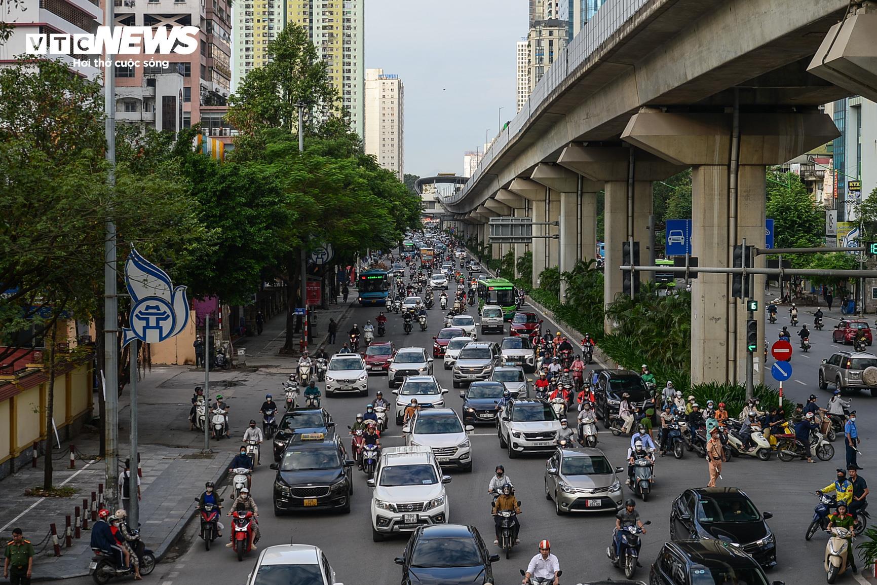 Hà Nội đón gió lạnh đầu mùa, trẻ em trùm kín mít đi học- Ảnh 1.