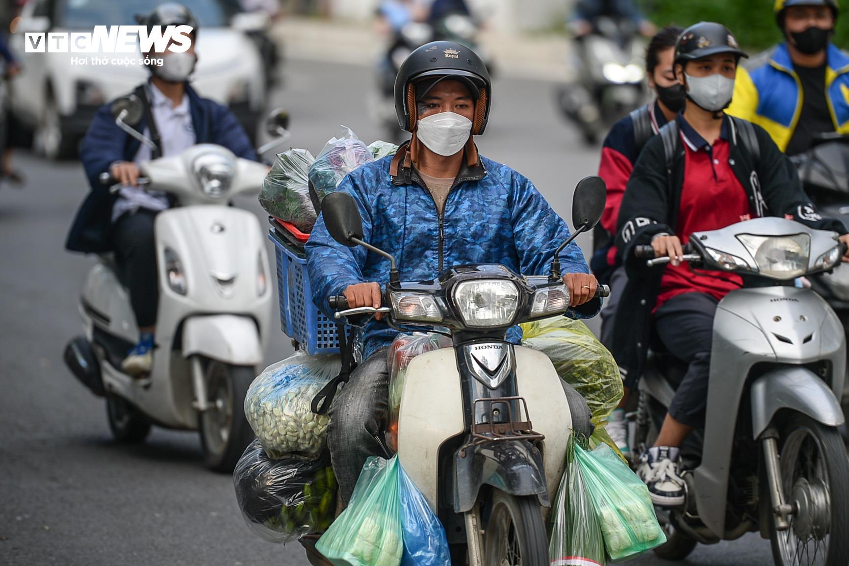 Hà Nội đón gió lạnh đầu mùa, trẻ em trùm kín mít đi học- Ảnh 2.