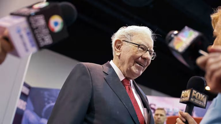 Warren Buffett bất ngờ có động thái mới tại một thị trường châu Á sau nửa năm, nhà đầu tư đoán già đoán non, giá cổ phiếu các công ty thương mại ‘nhảy múa’- Ảnh 1.