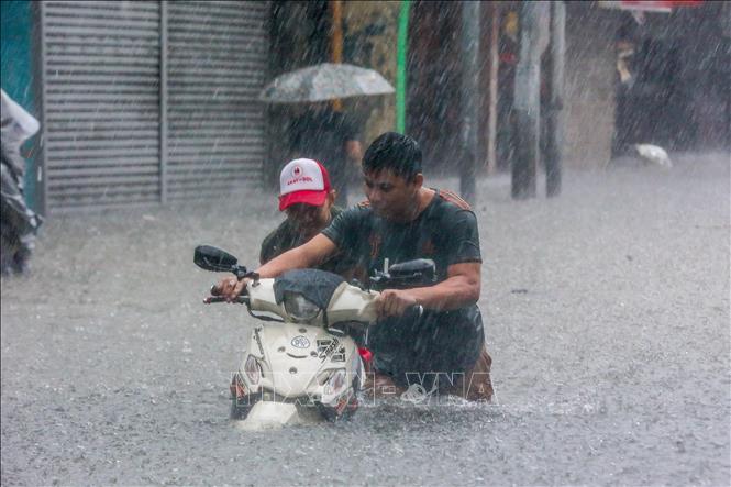 Đông Nam Á và Việt Nam đón mưa lớn bất thường cuối năm- Ảnh 1.