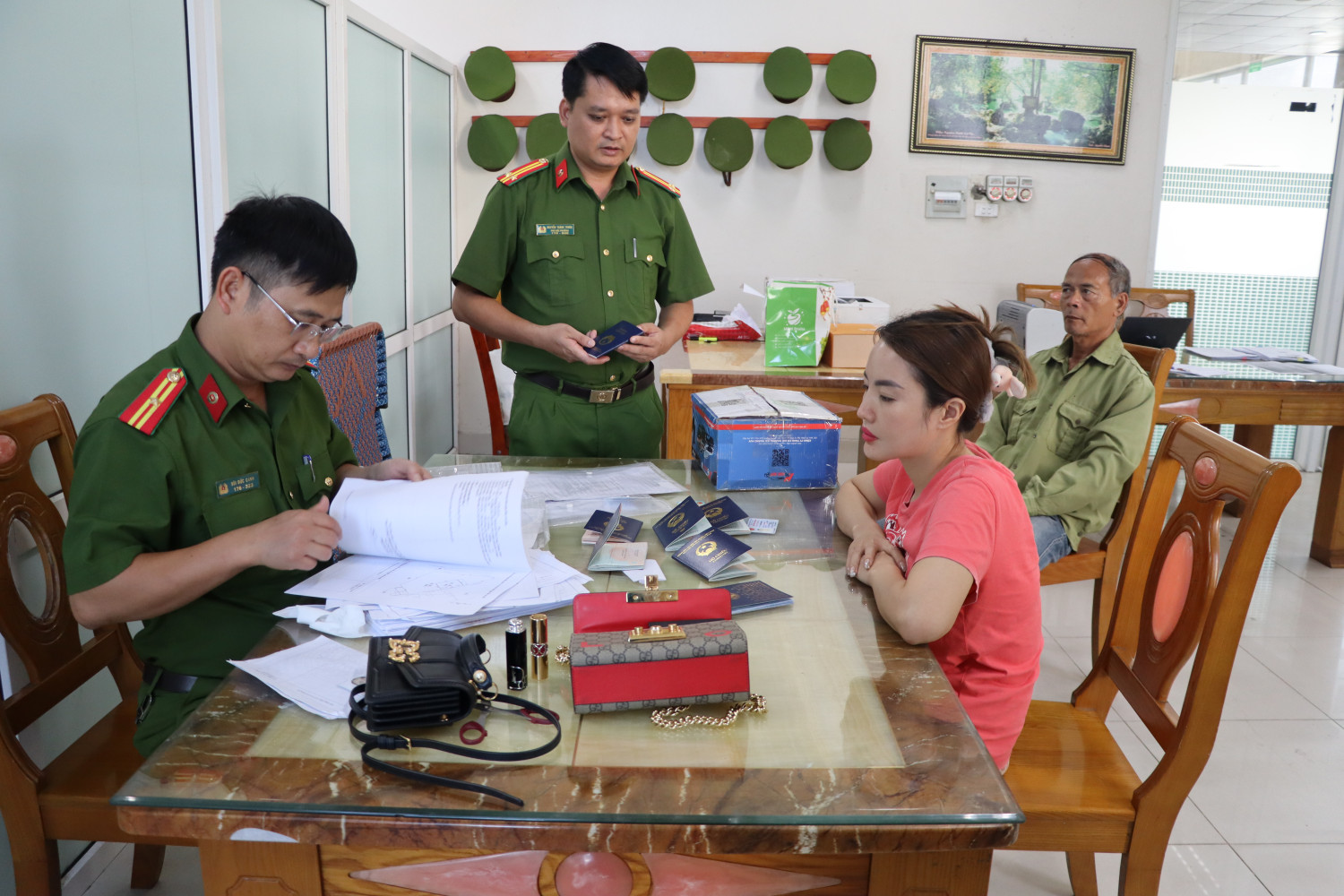 Thiếu phụ xinh đẹp tạo "phong bạt" lừa hơn 43 tỉ đồng của nhiều người- Ảnh 1.