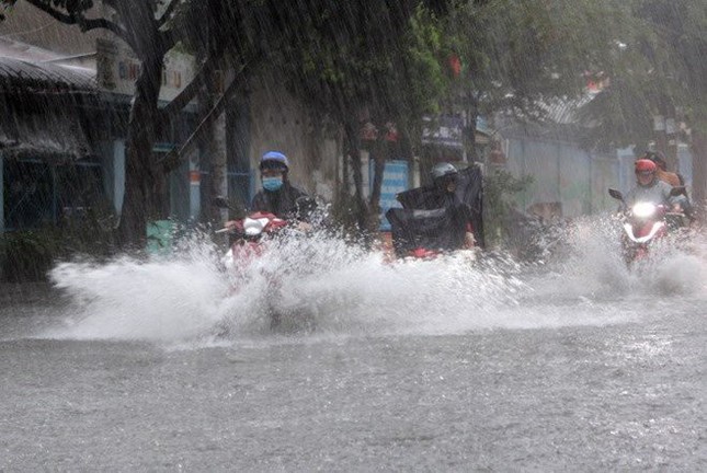 1. Miền Trung Mất 3 Ngày Do Mưa Lớn và Dông.