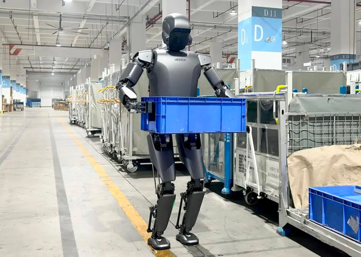 1. UBTech: Giảm đến 90% sức lao động người trong nhà máy bằng robot hình người.