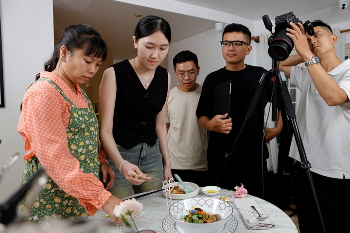 Nghề làm mẫu tay tưởng nhàn hạ nhưng không ít nhọc nhằn- Ảnh 6. Nghề làm mẫu tay tưởng nhàn hạ nhưng không ít nhọc nhằn- Ảnh 6.