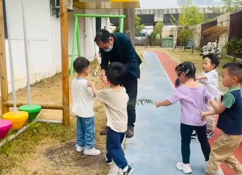 Lớp mầm non diễn tập đề phòng "người lạ", bé trai 4 tuổi vừa khóc vừa làm một hành động hút 10 triệu view- Ảnh 2. Lớp mầm non diễn tập đề phòng "người lạ", bé trai 4 tuổi vừa khóc vừa làm một hành động hút 10 triệu view- Ảnh 2.