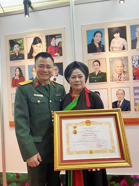 Nam Đại tá - NSND nức tiếng làng chèo miền Bắc tái hôn có cuộc sống thăng hoa, hạnh phúc- Ảnh 2. Nam Đại tá - NSND nức tiếng làng chèo miền Bắc tái hôn có cuộc sống thăng hoa, hạnh phúc- Ảnh 2.