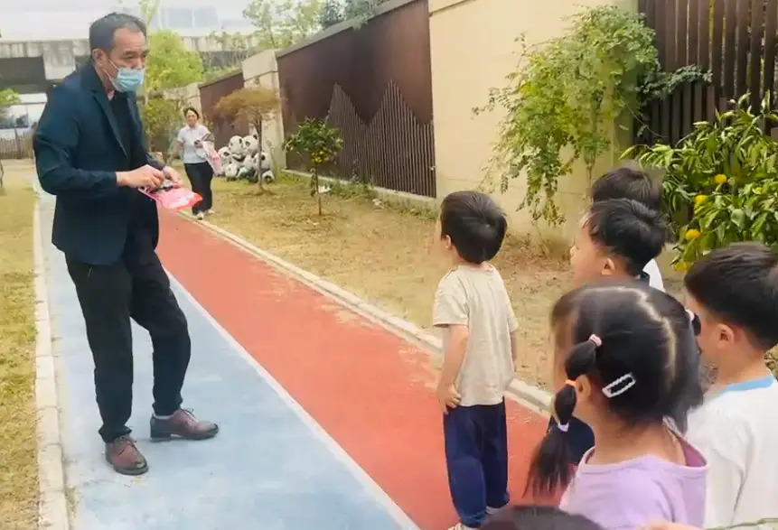 Lớp mầm non diễn tập đề phòng "người lạ", bé trai 4 tuổi vừa khóc vừa làm một hành động hút 10 triệu view- Ảnh 3. Lớp mầm non diễn tập đề phòng "người lạ", bé trai 4 tuổi vừa khóc vừa làm một hành động hút 10 triệu view- Ảnh 3.