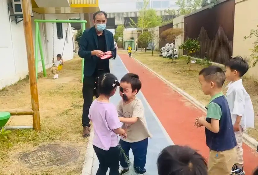 Lớp mầm non diễn tập đề phòng "người lạ", bé trai 4 tuổi vừa khóc vừa làm một hành động hút 10 triệu view- Ảnh 1. Lớp mầm non diễn tập đề phòng "người lạ", bé trai 4 tuổi vừa khóc vừa làm một hành động hút 10 triệu view- Ảnh 1.