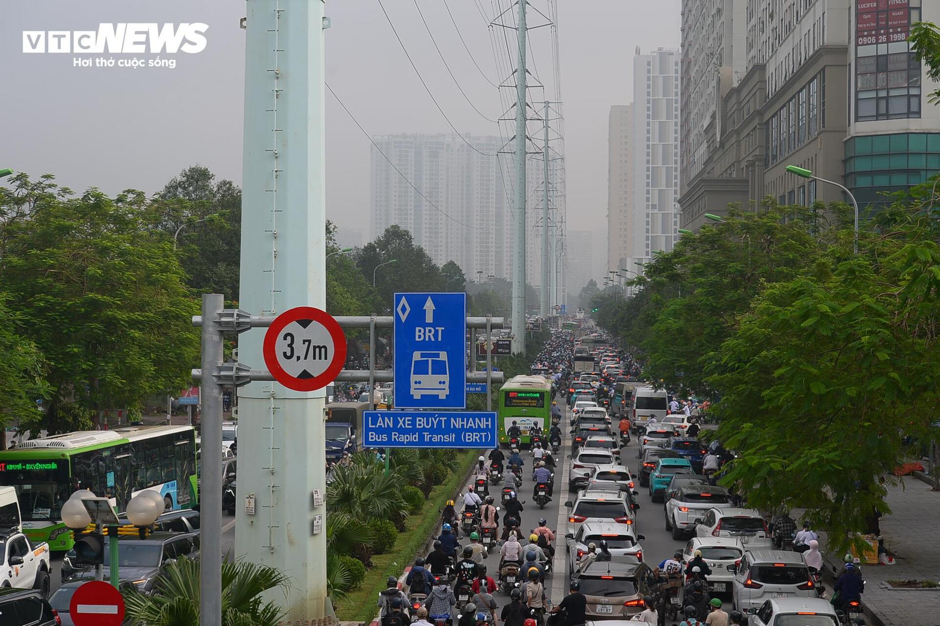 Sương mù dày đặc 'nuốt chửng' nhiều nhà cao tầng Hà Nội- Ảnh 9.