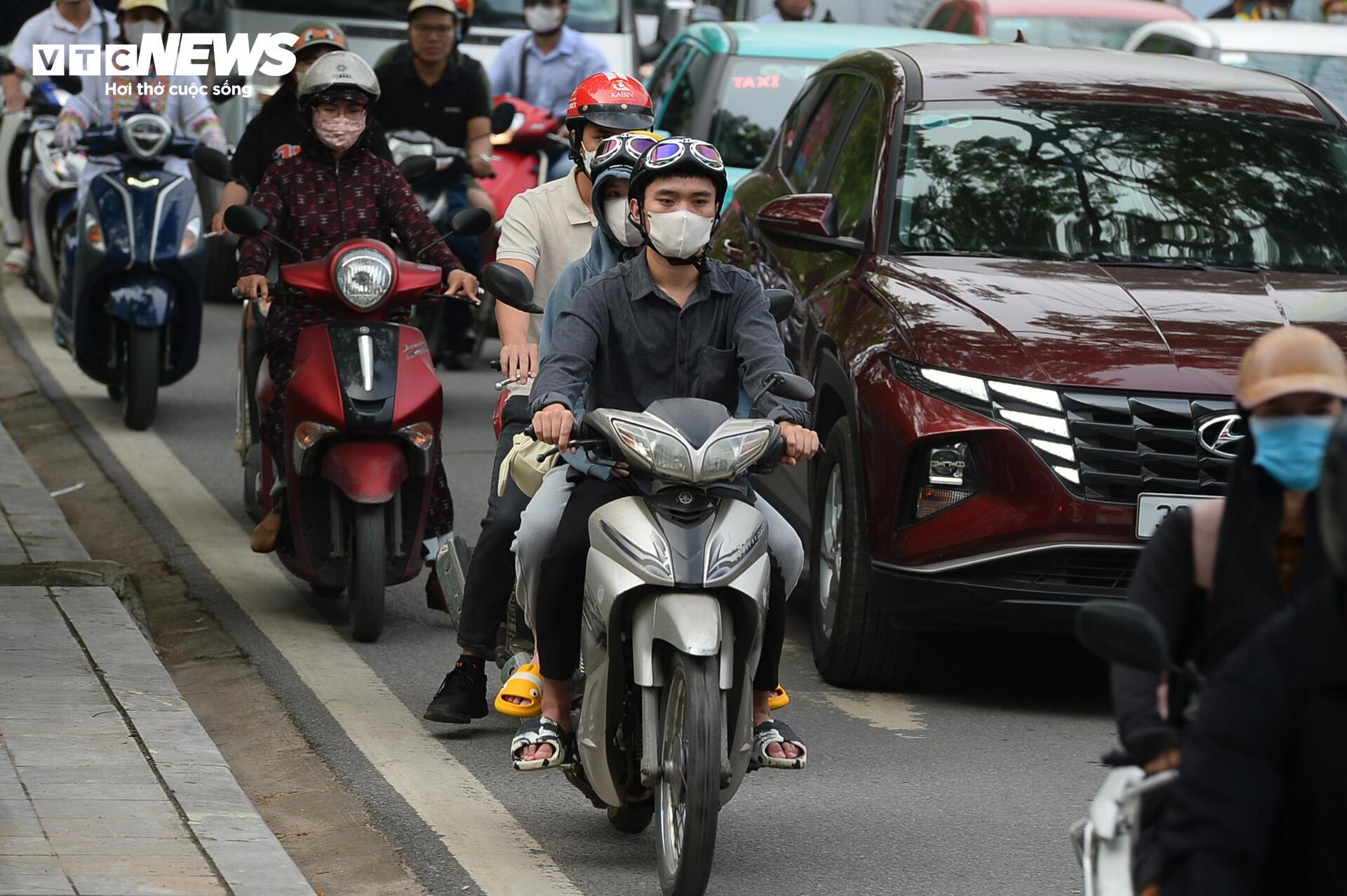 Sương mù dày đặc 'nuốt chửng' nhiều nhà cao tầng Hà Nội- Ảnh 11.