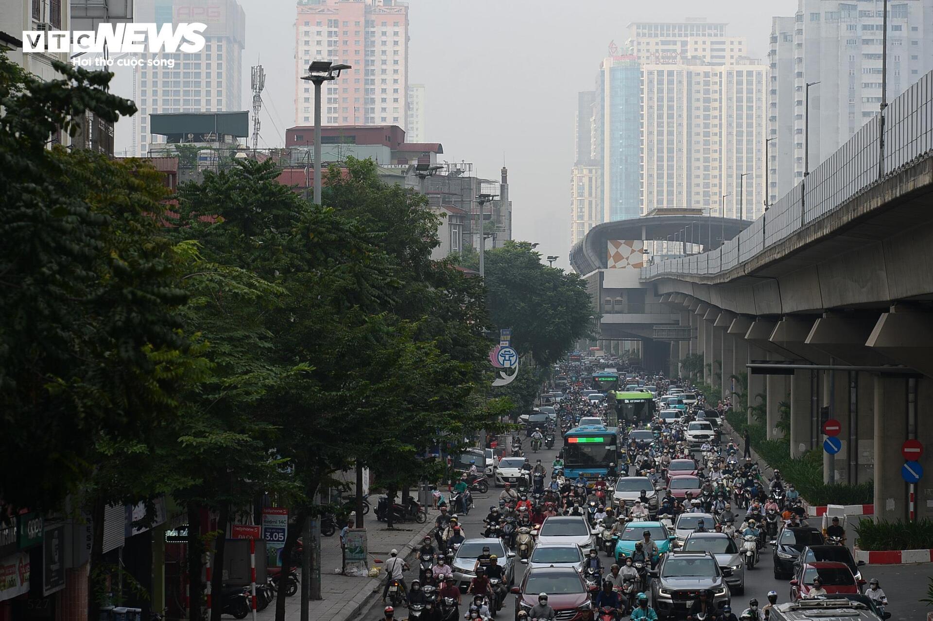 Sương mù dày đặc 'nuốt chửng' nhiều nhà cao tầng Hà Nội- Ảnh 13.