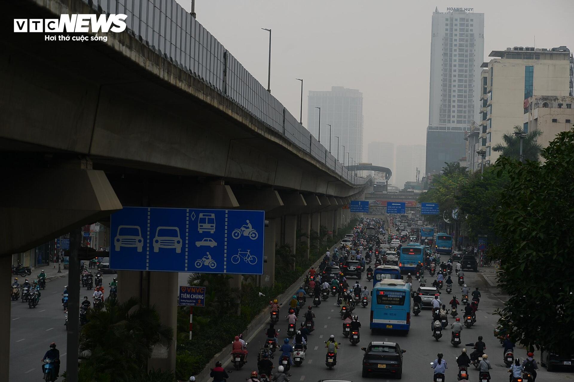 Sương mù dày đặc 'nuốt chửng' nhiều nhà cao tầng Hà Nội- Ảnh 15.