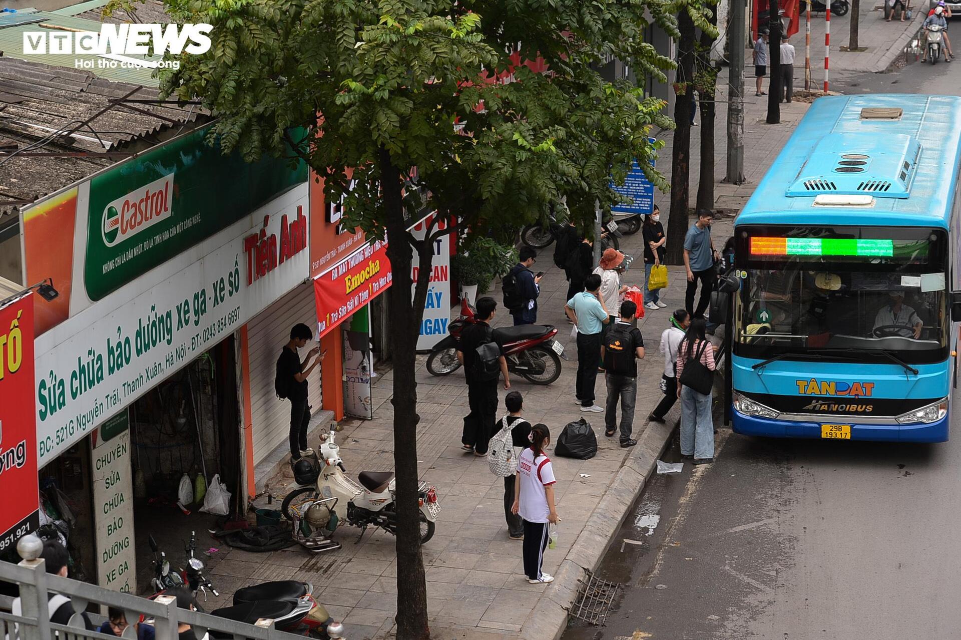 Sương mù dày đặc 'nuốt chửng' nhiều nhà cao tầng Hà Nội- Ảnh 12.