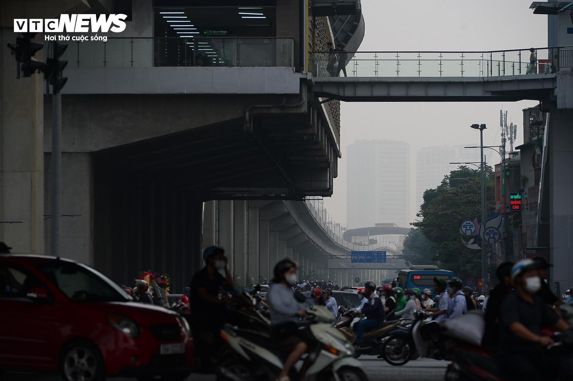 Sương mù dày đặc 'nuốt chửng' nhiều nhà cao tầng Hà Nội- Ảnh 8.