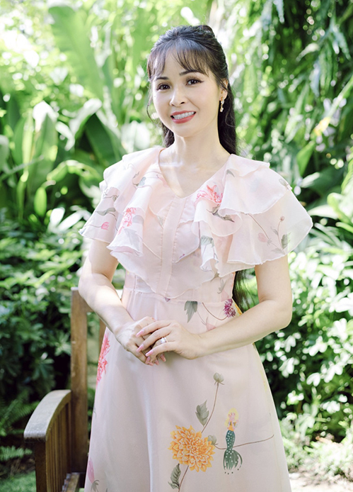 Nữ ca sĩ Quảng Ninh lấy chồng doanh nhân, giờ ở nhà 100 tỷ, có 10 giúp việc và bảo vệ: Soi cách dạy con mới nể- Ảnh 1. Nữ ca sĩ Quảng Ninh lấy chồng doanh nhân, giờ ở nhà 100 tỷ, có 10 giúp việc và bảo vệ: Soi cách dạy con mới nể- Ảnh 1.