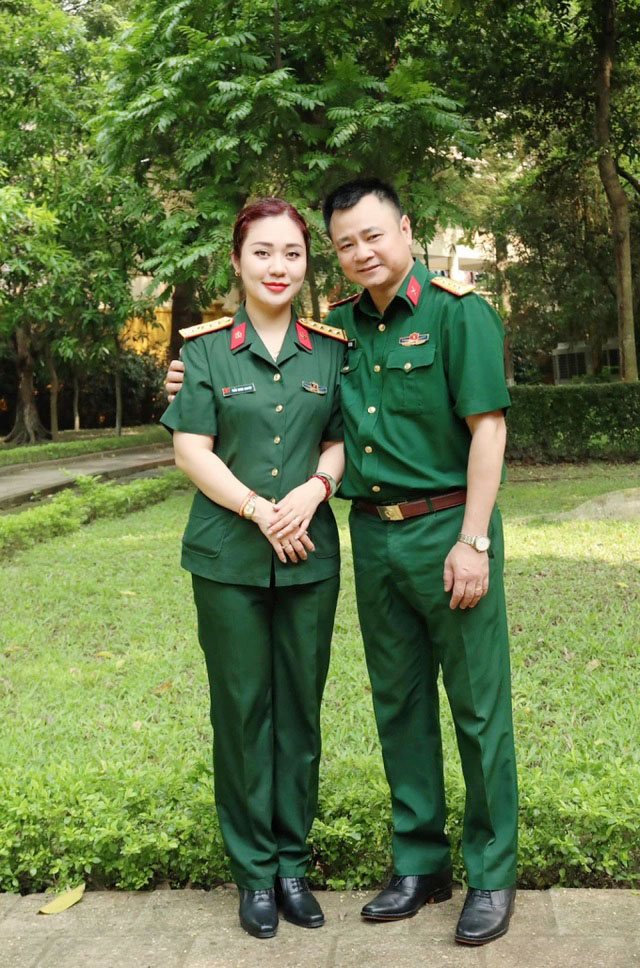 Nam Đại tá - NSND nức tiếng làng chèo miền Bắc tái hôn có cuộc sống thăng hoa, hạnh phúc- Ảnh 4. Nam Đại tá - NSND nức tiếng làng chèo miền Bắc tái hôn có cuộc sống thăng hoa, hạnh phúc- Ảnh 4.