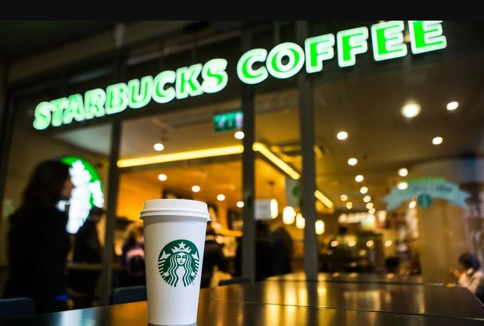 Starbucks chìm vào khủng hoảng: Doanh số giảm 7%, phải hoãn báo cáo kế hoạch cho năm 2025, bí kíp thành công trong đại dịch Covid-19 đang phản tác dụng- Ảnh 1.