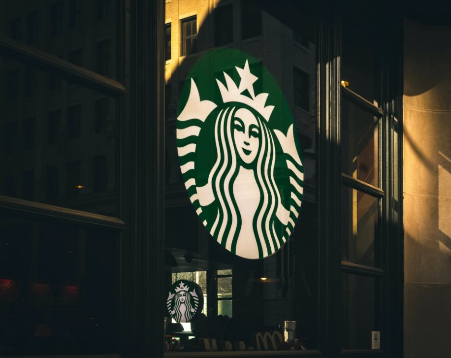 Starbucks chìm vào khủng hoảng: Doanh số giảm 7%, phải hoãn báo cáo kế hoạch cho năm 2025, bí kíp thành công trong đại dịch Covid-19 đang phản tác dụng- Ảnh 3.