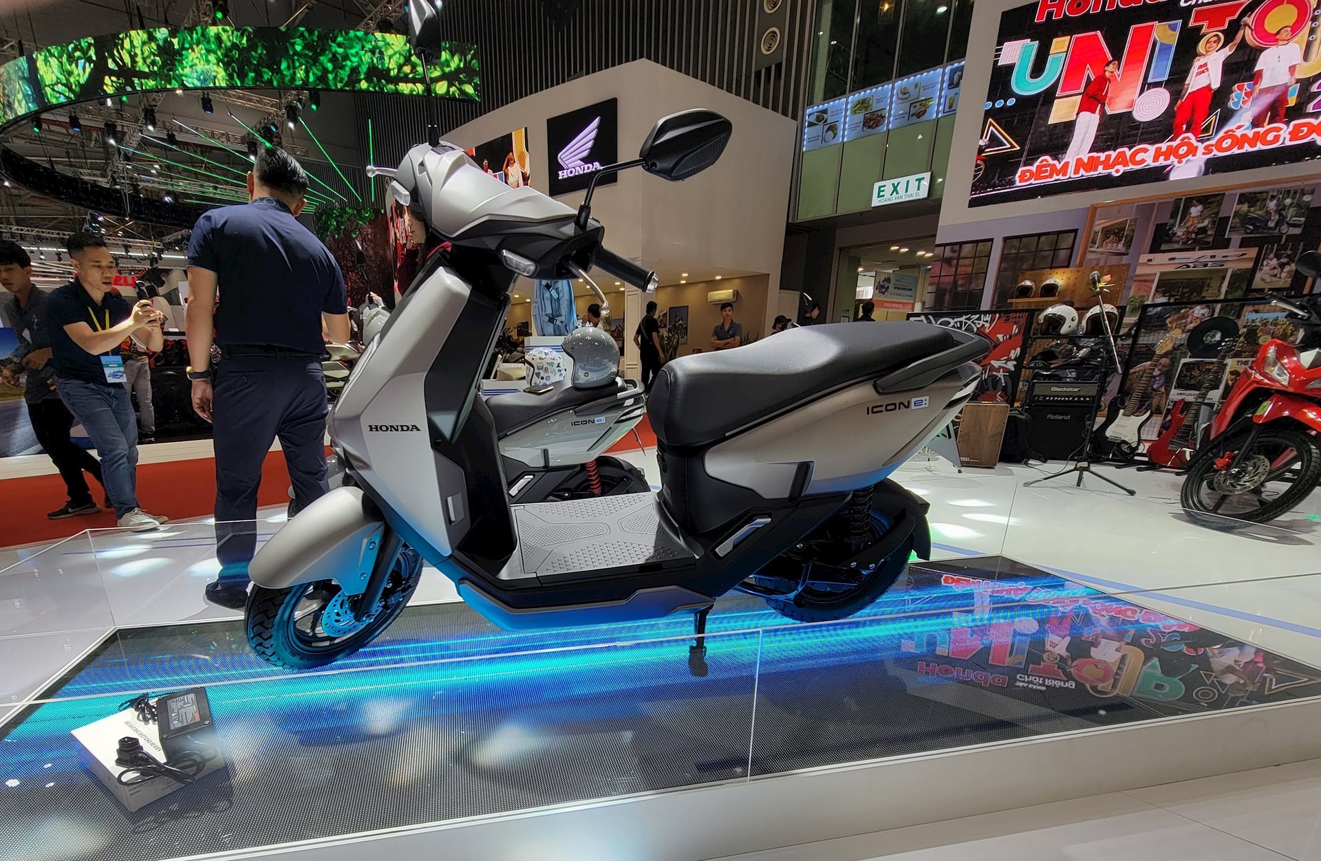 Vietnam Motor Show 2024: Yamaha giới thiệu mẫu xe "như khoa học viễn tưởng", Honda tuyên bố ra mắt xe máy điện tại Việt Nam đầu năm sau- Ảnh 5.