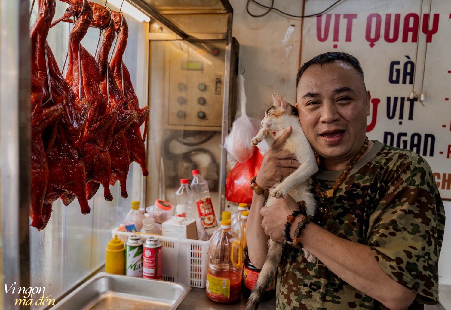 Chồng bỏ việc bếp trưởng khách sạn 4 sao về cùng vợ mở quán vịt quay bình dân, có ngày làm vài trăm con giao khắp các tỉnh thành- Ảnh 7.