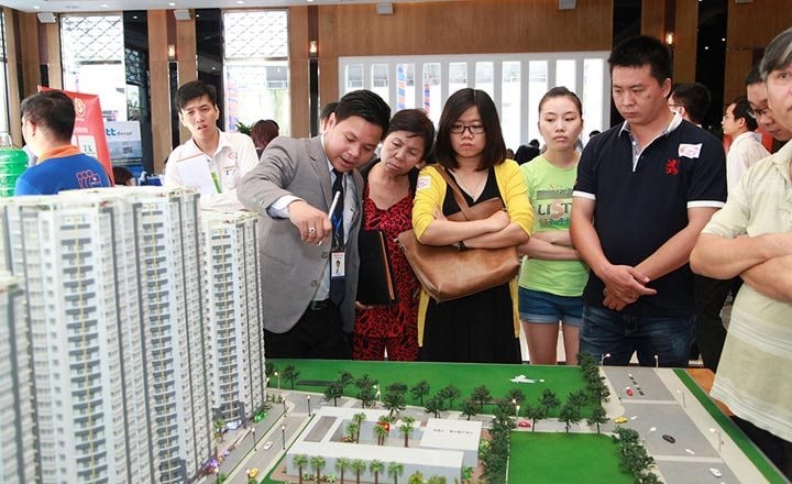 Savills: Nếu mỗi tháng tiết kiệm 40% thu nhập, một hộ gia đình trung bình sẽ cần 30 năm để có thể mua được nhà với điều kiện giá nhà không tăng- Ảnh 1.