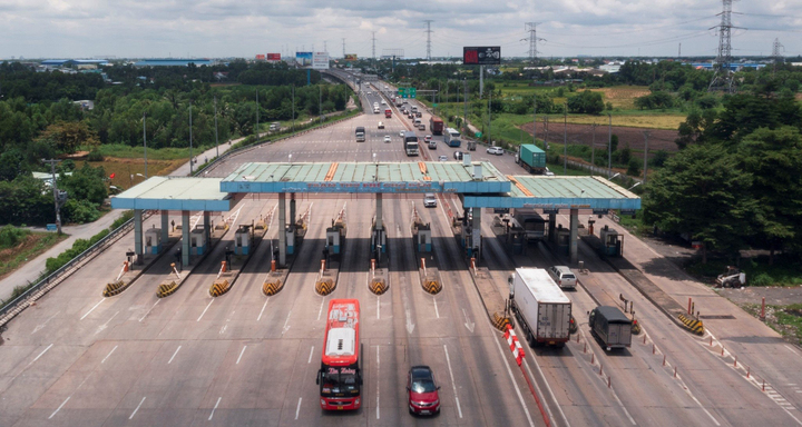 Nộp phí đường bộ, người dân vẫn mất tiền khi đi cao tốc, Cục Đường bộ lý giải- Ảnh 1. Nộp phí đường bộ, người dân vẫn mất tiền khi đi cao tốc, Cục Đường bộ lý giải- Ảnh 1.