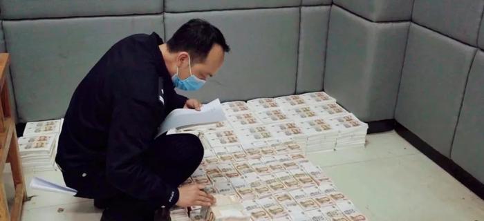 Theo dõi thanh niên thất nghiệp mua ô tô, biệt thự đắt đỏ, 400 cảnh sát được huy động để thu giữ 6 tấn giấy, bắt giữ 16 đối tượng- Ảnh 2. Theo dõi thanh niên thất nghiệp mua ô tô, biệt thự đắt đỏ, 400 cảnh sát được huy động để thu giữ 6 tấn giấy, bắt giữ 16 đối tượng- Ảnh 2.