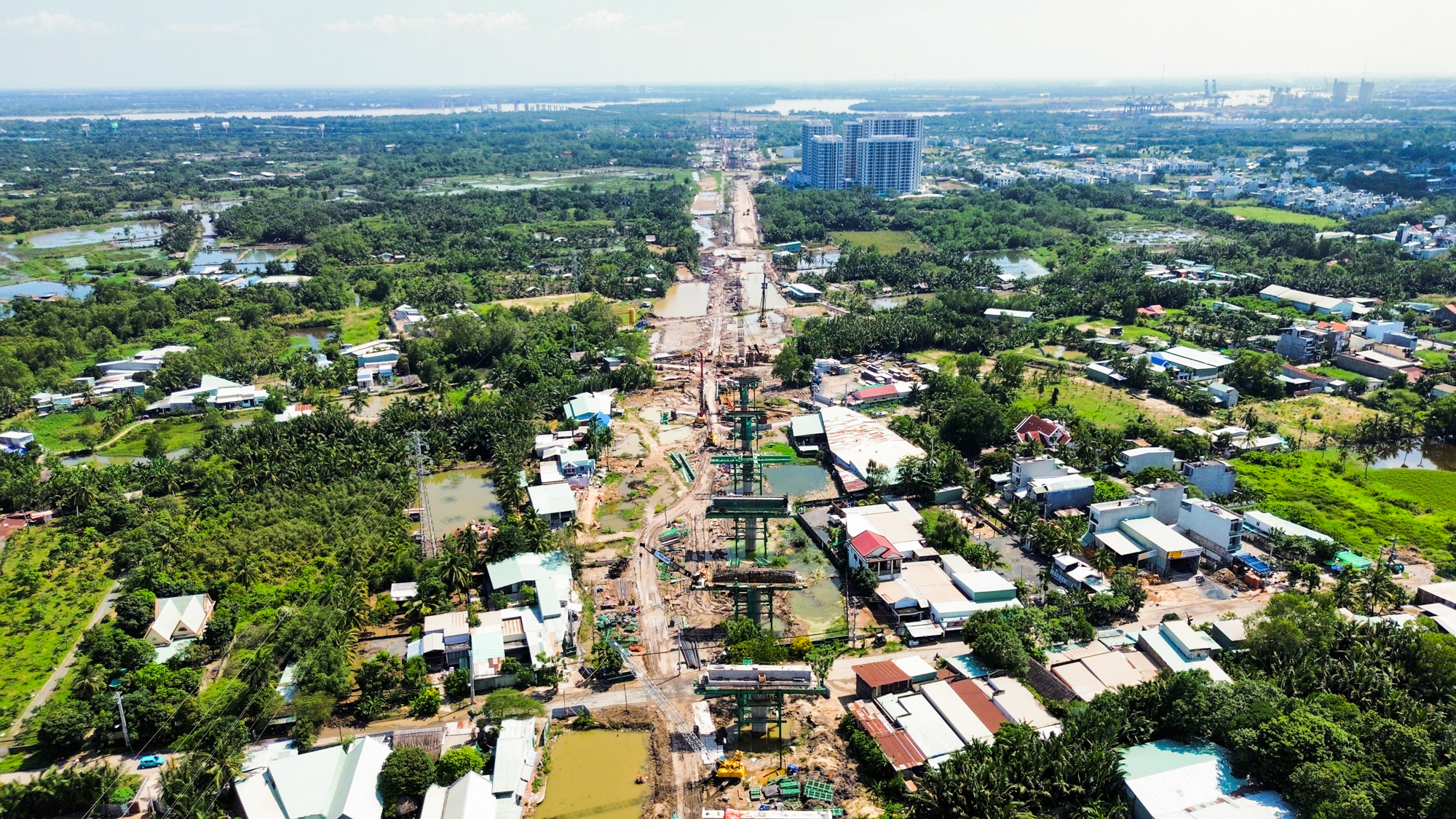 Toàn cảnh đoạn đường trên cao dài 13 km đang dần thành hình, nằm trong siêu dự án gần 75.400 tỷ, chạy xuyên tâm đại đô thị của Vinhomes- Ảnh 11.