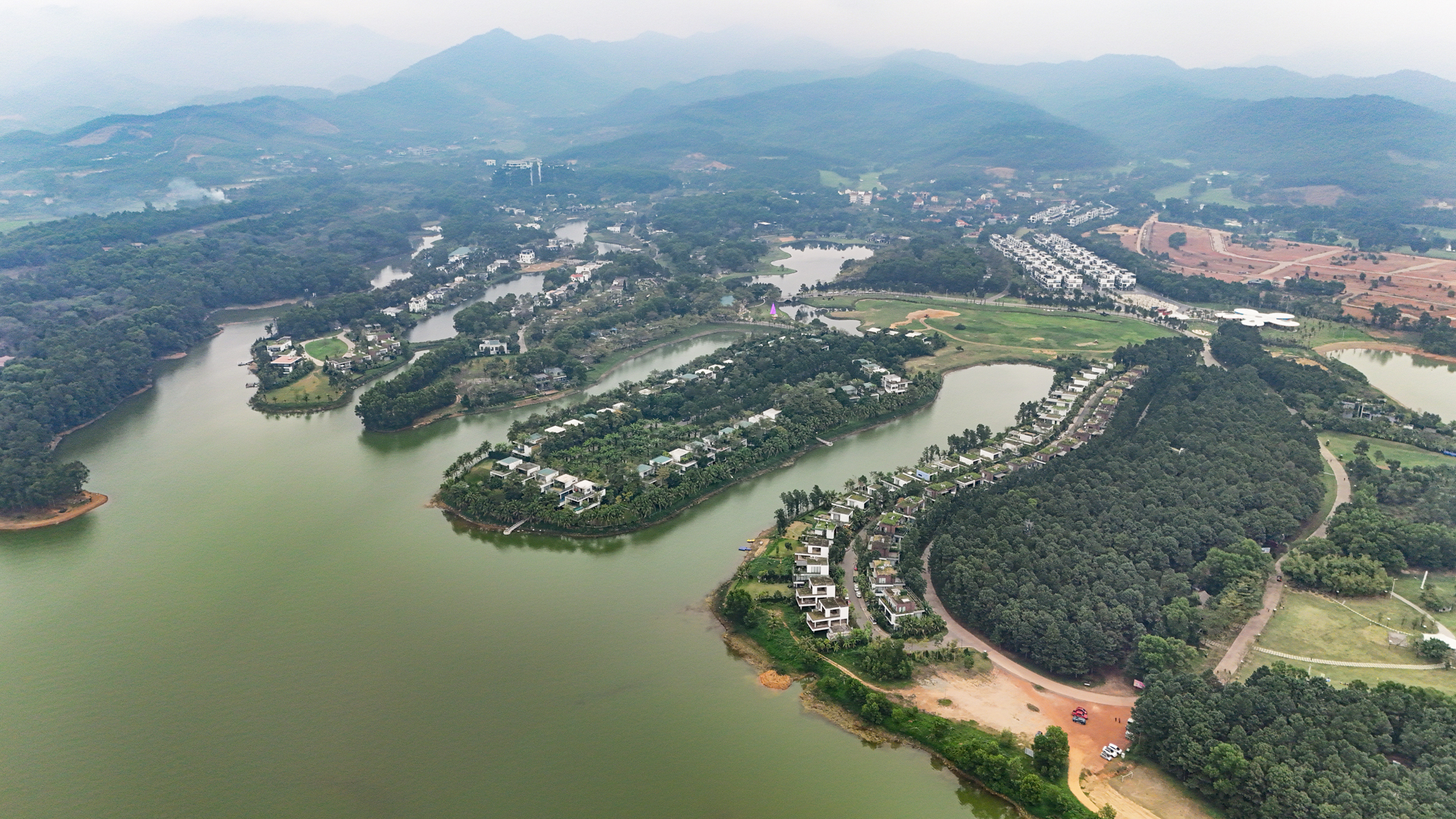 Toàn cảnh hồ nước được đào trên vùng núi có chiều dài lên đến 30 km, dung tích nước lớn gấp 25 hồ Tây- Ảnh 14.