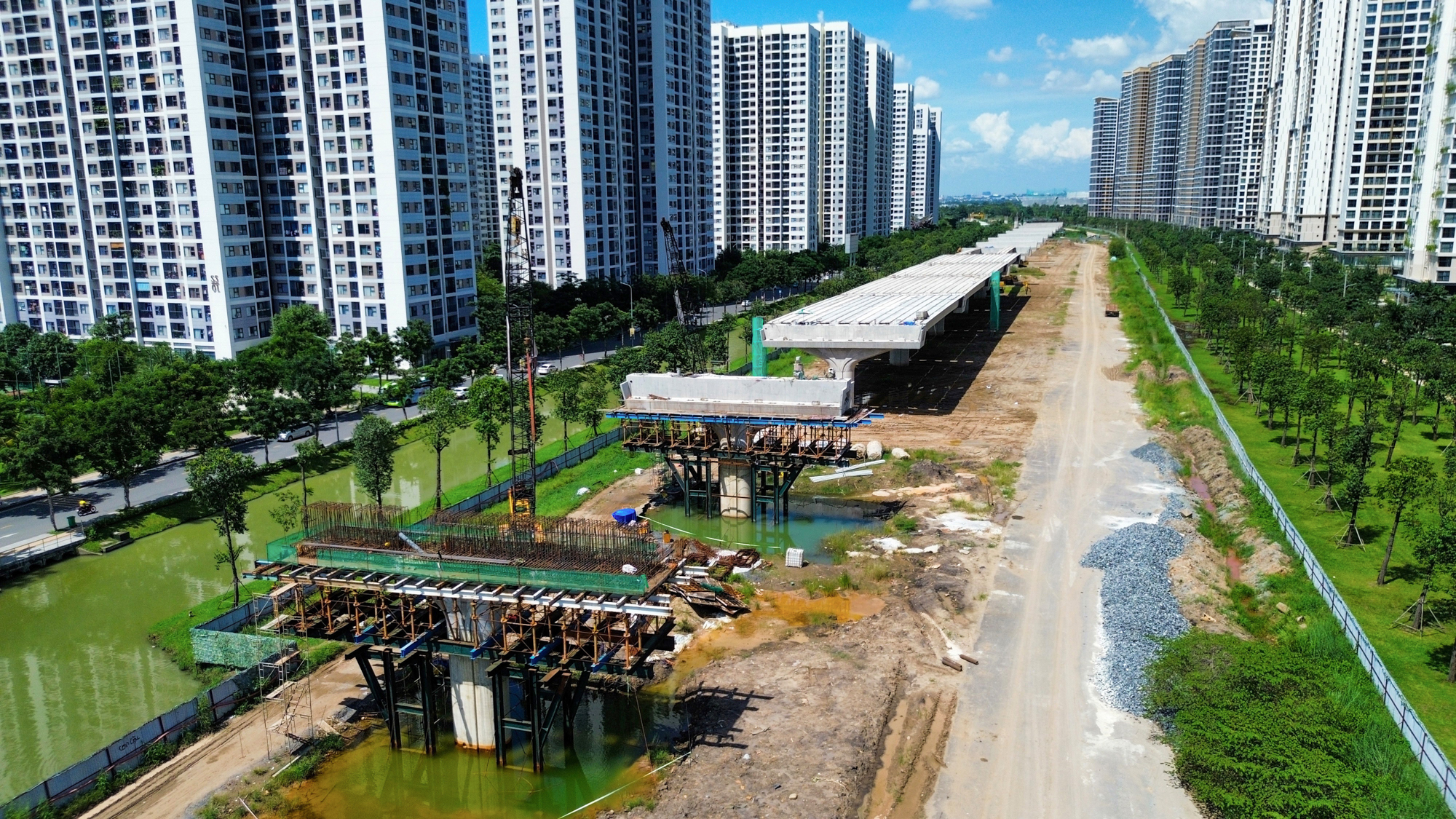 Toàn cảnh đoạn đường trên cao dài 13 km đang dần thành hình, nằm trong siêu dự án gần 75.400 tỷ, chạy xuyên tâm đại đô thị của Vinhomes- Ảnh 4.