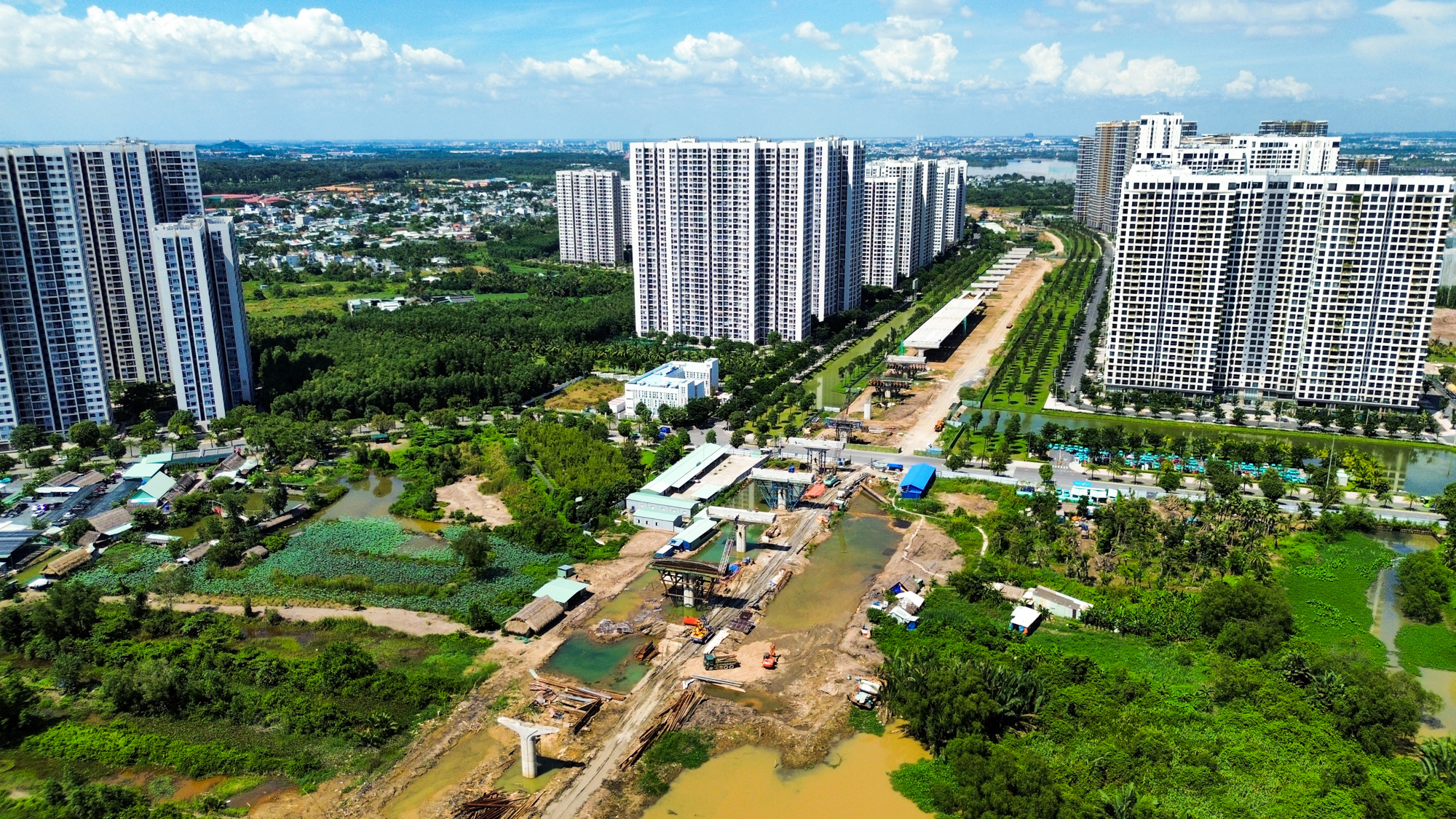 Toàn cảnh đoạn đường trên cao dài 13 km đang dần thành hình, nằm trong siêu dự án gần 75.400 tỷ, chạy xuyên tâm đại đô thị của Vinhomes- Ảnh 5.