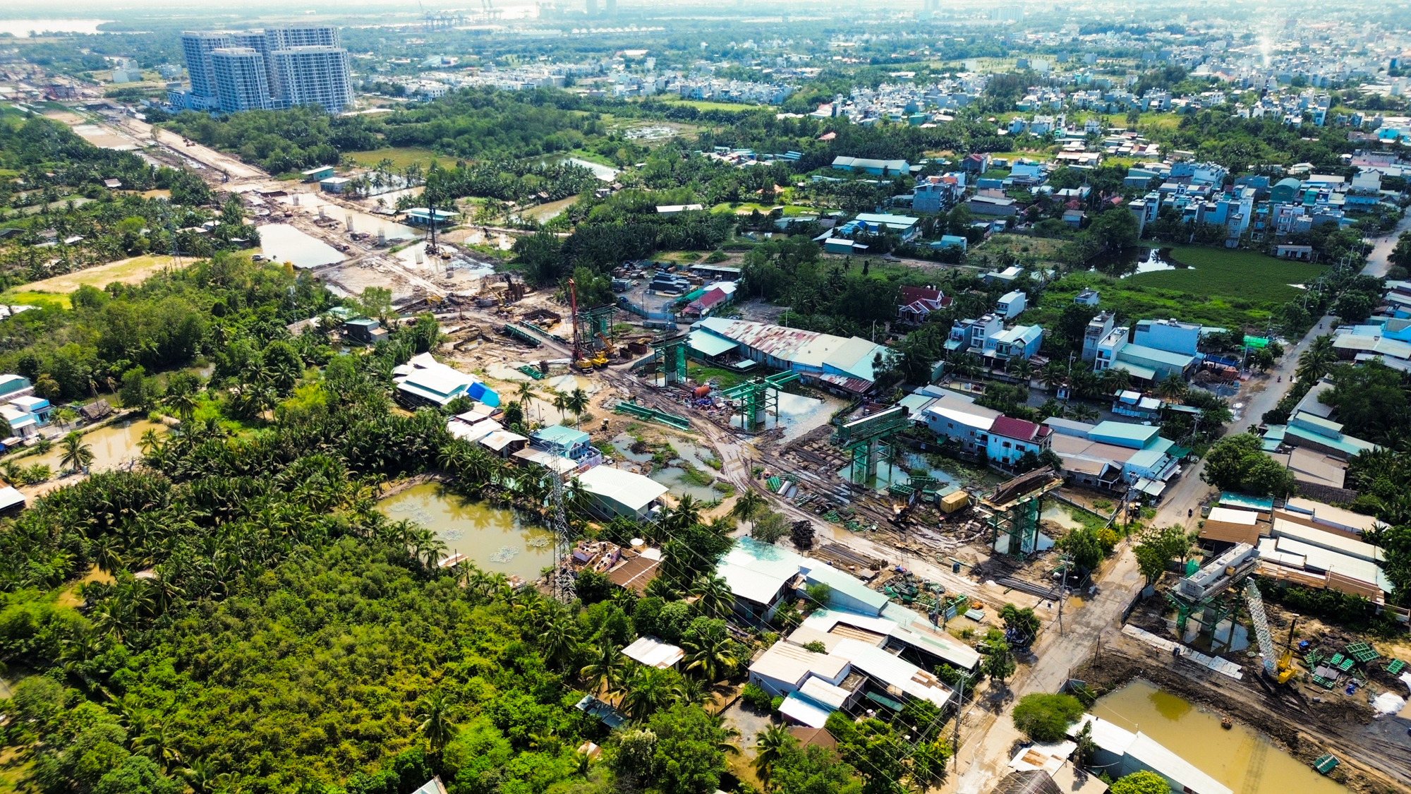 Toàn cảnh đoạn đường trên cao dài 13 km đang dần thành hình, nằm trong siêu dự án gần 75.400 tỷ, chạy xuyên tâm đại đô thị của Vinhomes- Ảnh 6.